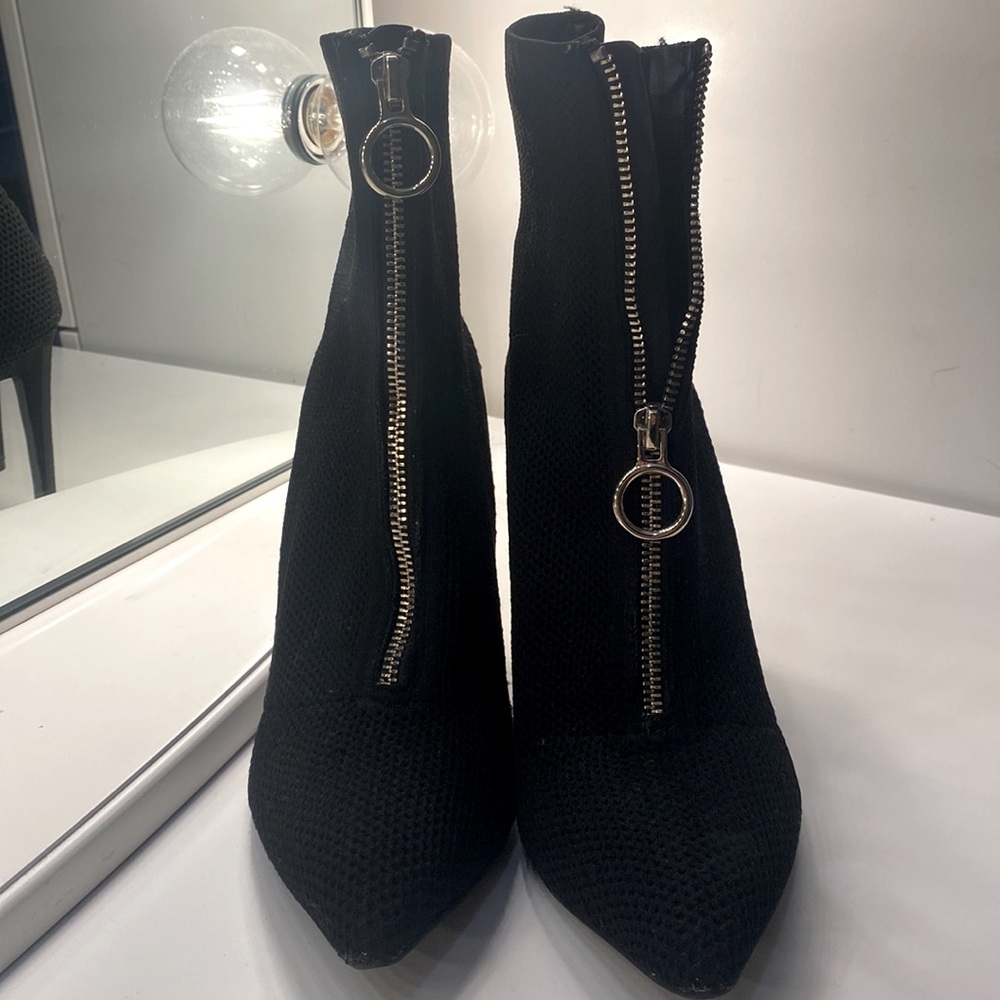Black high heeled booties GBG Los Angelos